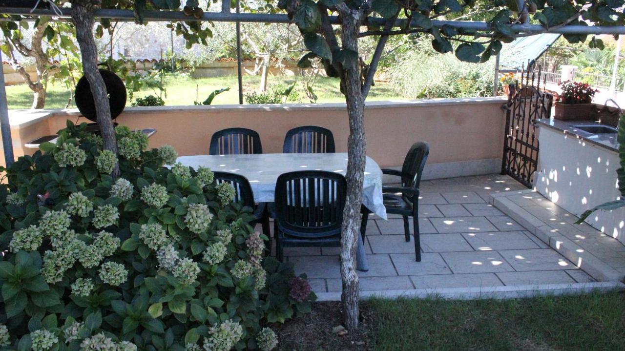 Apartman 100M2, Full Opremljen, Privatni Parking. Pula Exterior foto