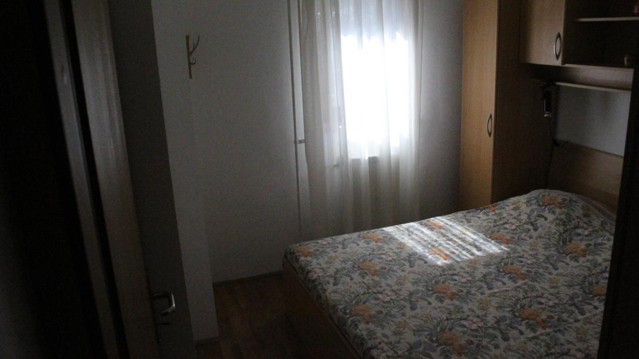 Apartman 100M2, Full Opremljen, Privatni Parking. Pula Exterior foto